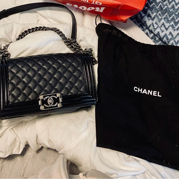 Chanel boy bag with caviar, leather and patent leather trim with gunmetal chain - Picture 11 of 12